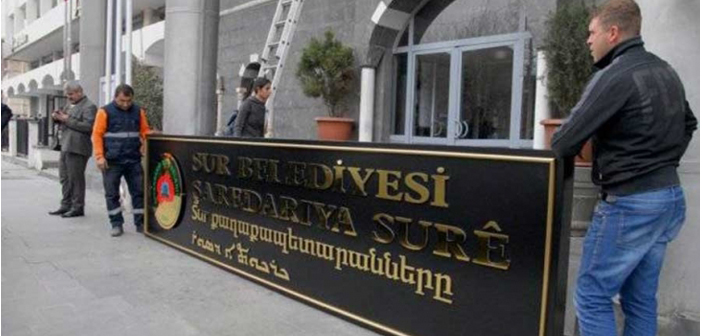 Kayyım belediyenin ilk icraatı: Çokdilli tabeladan Ermenice ve Süryanice çıkarıldı